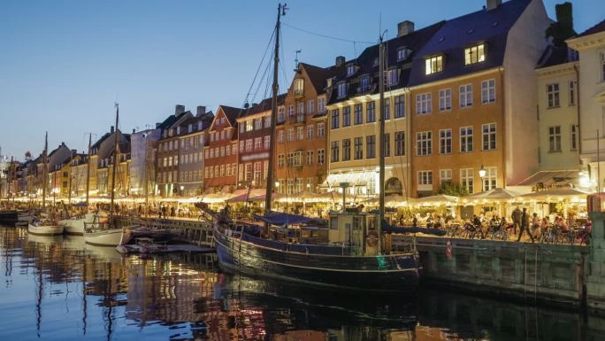 丹麦哥本哈根。在哥本哈根，用4K HDR拍摄的尼哈芬运河(新港)的彩色房屋和帆船