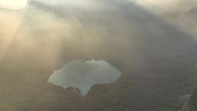 空中无人机拍摄的克鲁德火山日出场景和蓝色火山口，克鲁德火山，Kediri，东爪哇，印度尼西亚