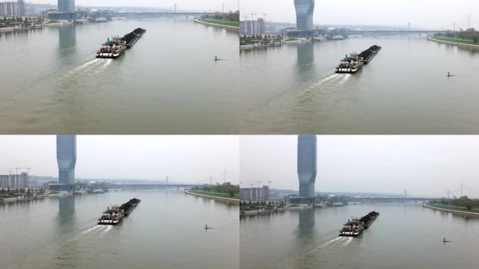 集装箱货船在桥下的水面上行驶