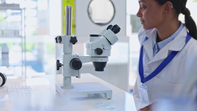 科学、显微镜和印度妇女在实验室从事研究、dna测试和医学分析。保健、生物技术和女科学家，拥有疫苗、病
