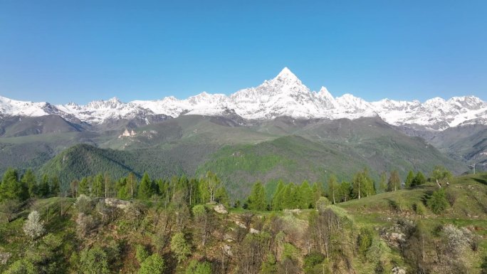 鸟瞰郁郁葱葱的山坡与远处的山脉和丘陵