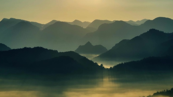 早晨的山脉高山峰山脉连绵秋天