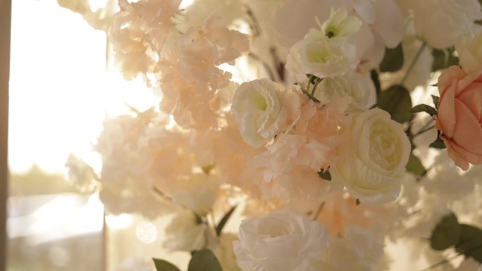 近距离的豪华花卉安排柔和的颜色，粉红色和白色玫瑰花。节日装饰的一部分，拱门上婚礼的室内，招待会，晚餐
