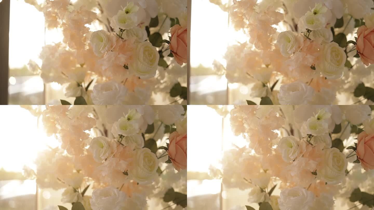 近距离的豪华花卉安排柔和的颜色，粉红色和白色玫瑰花。节日装饰的一部分，拱门上婚礼的室内，招待会，晚餐