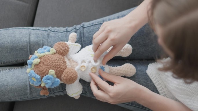 一个女孩在家里玩玩具。针织玩具使用的amigurumi技术，令人愉快和温柔的触摸。软娃娃女孩。