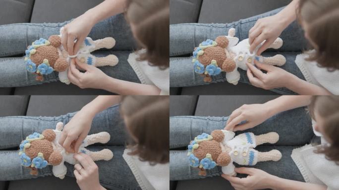 一个女孩在家里玩玩具。针织玩具使用的amigurumi技术，令人愉快和温柔的触摸。软娃娃女孩。