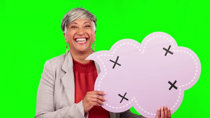 语音泡泡，商务女性和快乐的肖像在绿色屏幕上宣布，语音或新闻。成熟的企业家与海报或空白板跟踪标记的模型