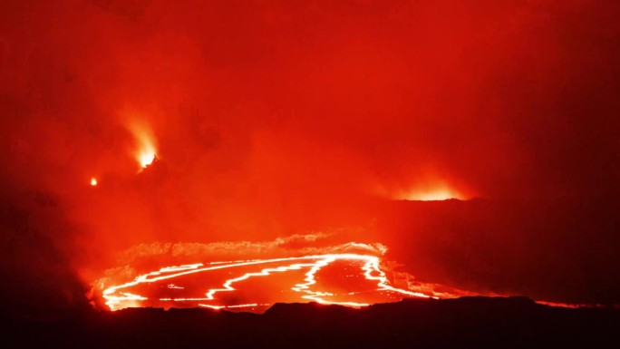 时间流逝——夏威夷活火山火山口熔岩湖的炽热光芒