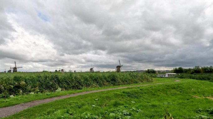 标志性的荷兰风车户外田野风车