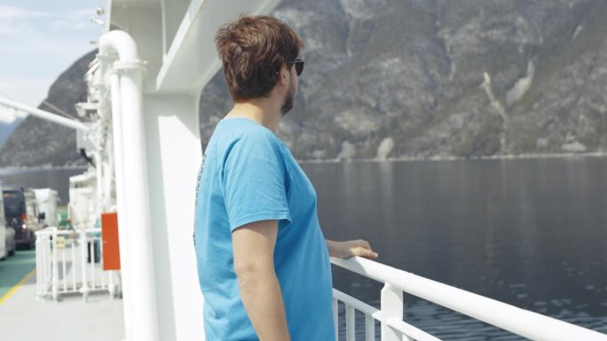 一名男子打算在挪威露营，乘坐渡轮穿越峡湾