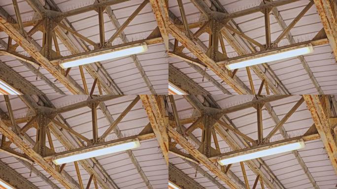 尖金属防鸟钉安装在火车月台的顶梁上