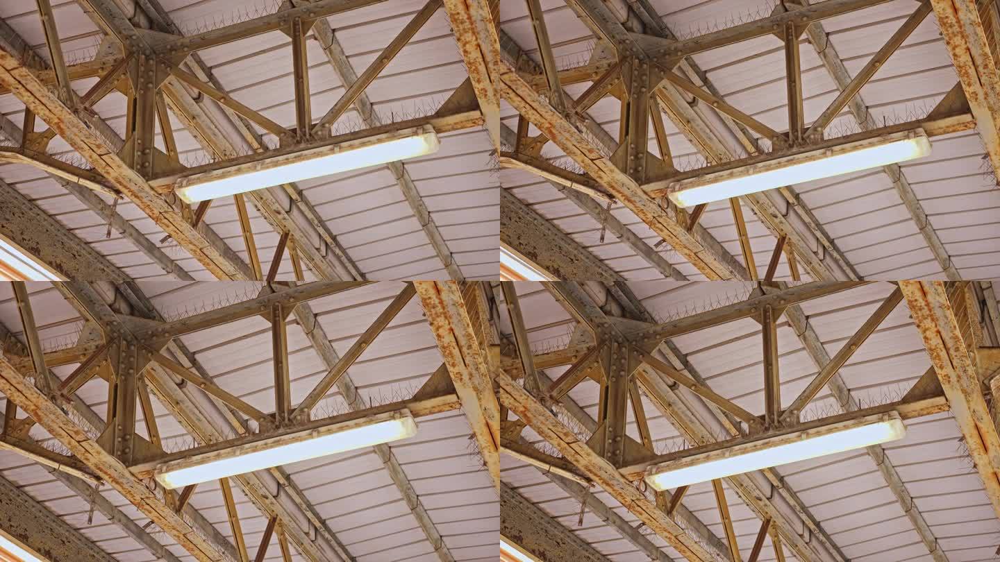 尖金属防鸟钉安装在火车月台的顶梁上