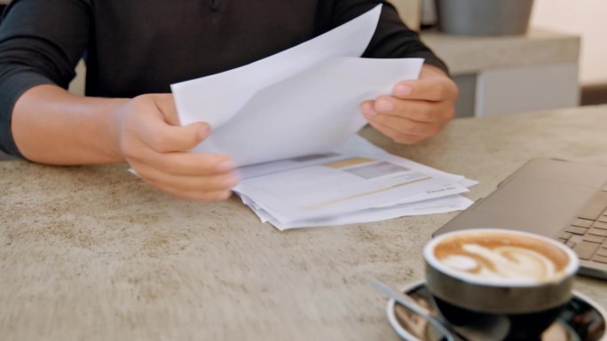 咖啡店，文件和人在笔记本电脑上的小企业管理，远程工作和财务审查。利润，文书工作，个人或企业家在咖啡馆