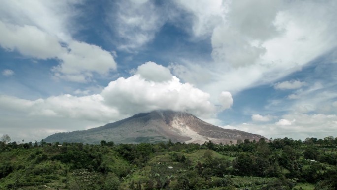 印尼苏门答腊岛锡纳朋火山喷发火山碎屑流时间流逝