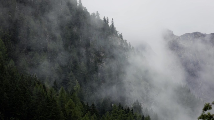 云、岩石和森林在白云石上逐渐消失