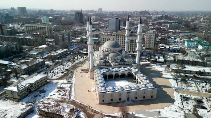 伊玛目萨拉赫西比什凯克中央清真寺，无人机在旁边盘旋