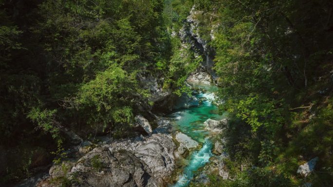 Isonzo so<e:1>是斯洛文尼亚特里格拉夫国家公园的一条山间河流。斯洛文尼亚的阿尔卑斯山，清