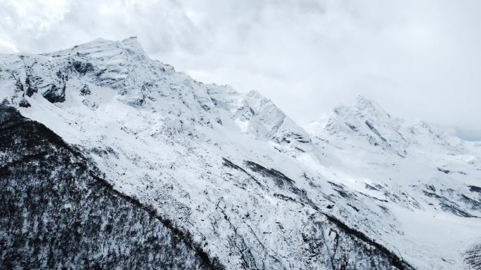 尼泊尔高山的白雪皑皑的山峰