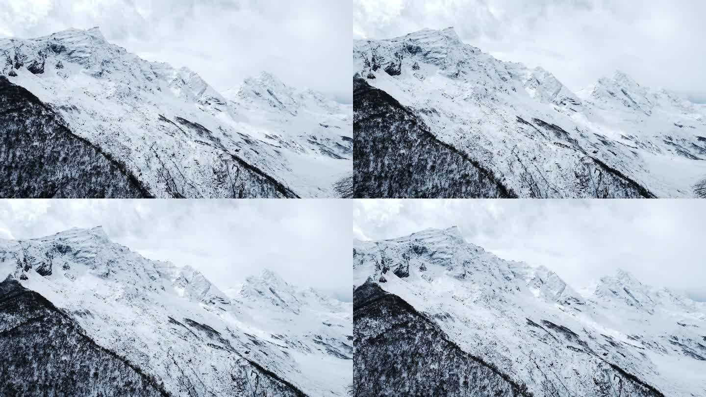 尼泊尔高山的白雪皑皑的山峰
