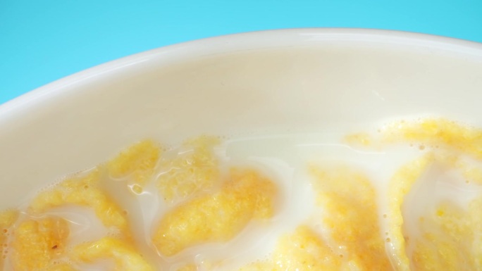 牛奶混合的可口玉米片的俯视图