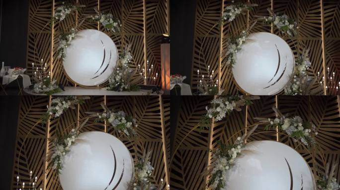 美丽的装饰照片区与灯和鲜花。在高档餐厅的夜间派对装饰。
