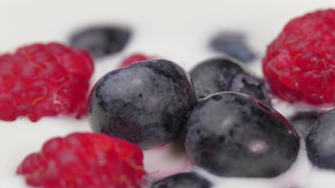 酸奶来自森林水果。树莓、蓝莓。浆果和牛奶。