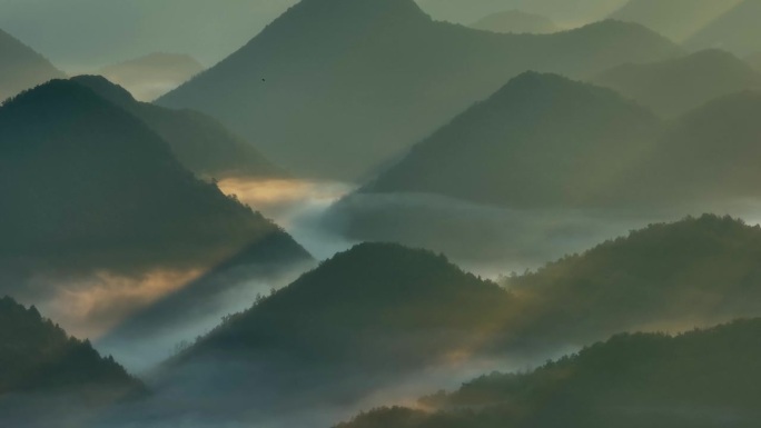 日出时有雾的山脉自然风光云雾缭绕的山顶日