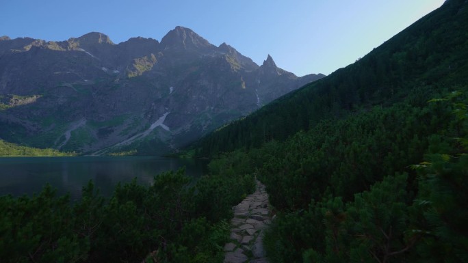 著名的山脉湖莫尔斯基湖或海眼湖在夏天的晚上。美丽的天空阳光在塔特拉湖景观。联合国教科文组织世界自然保