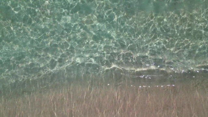 粉红海滩背景波浪模式鸟瞰图