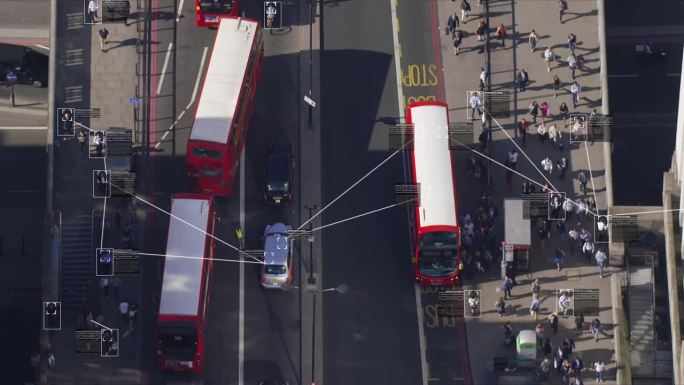 在伦敦桥上行走的上班族鸟瞰图。面部识别界面显示每个人的个人数据。监测的概念。人工智能。深度学习。流量