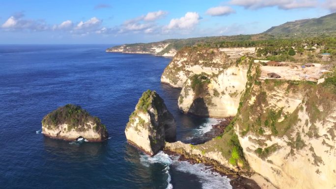 印度尼西亚钻石海滩旅游目的地的热带岛屿和夏季海滩的无人机航拍视图。湛蓝清澈的海水和洁白的沙滩。