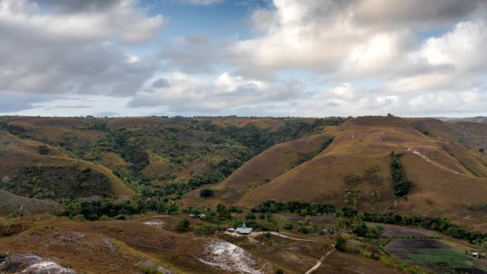 日出场景移动的云日出场景，希里乌库悬崖，松巴岛，印度尼西亚东部