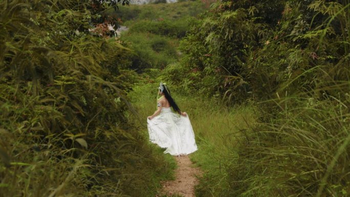 一位身穿白色长裙的皇室公主在长满绿树和灌木丛的森林中奔跑