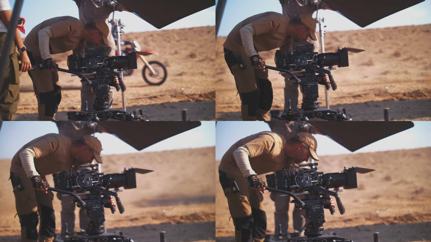 在大草原上拍摄。操作员沿着滑块移动摄像机。摄制组。在沙漠里拍电影