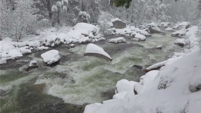 画面-约塞米蒂国家公园里的河流与白雪覆盖的土地