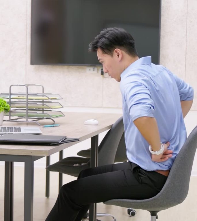 男子腰疼办公室职员职业病腰酸背痛