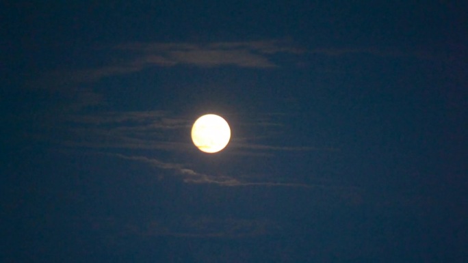 月亮上升。月亮上升。白色的月亮划过蓝天。月光。白月亮划过蓝天。每月从云层后面出来的圆盘。傍晚夜暮。自