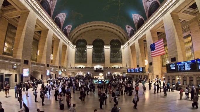 历史悠久的大中央车站/车站在下午高峰时段挤满了通勤者。就站台数量而言，这是世界上最大的火车站:44个