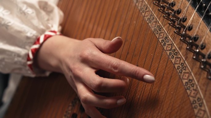一名妇女正在演奏乌克兰民族传统乐器班杜拉或潘多拉