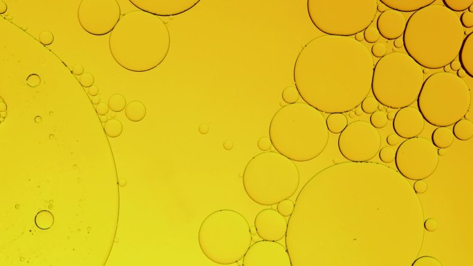 微距镜头，金黄冒泡油圆球水。气泡离得非常近。抽象智能手机主屏风格，主题背景，金色球体，震动震动爆炸，