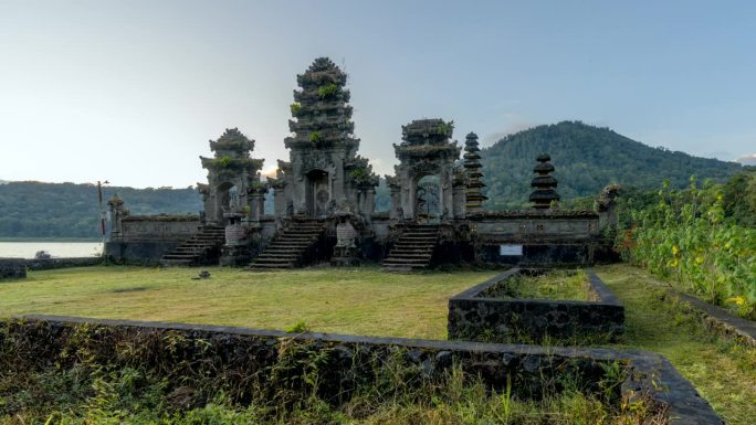 Pura Ulun Danu Tamblingan湖寺庙的延时日出场景，印度尼西亚巴厘岛