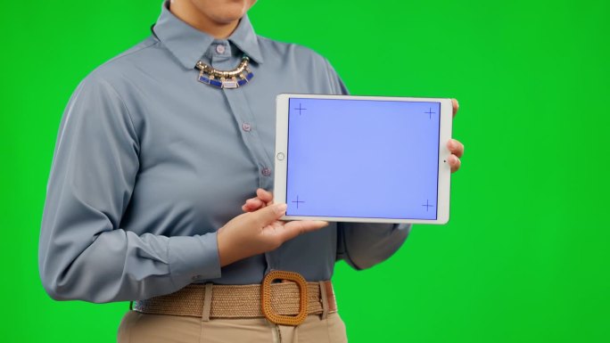 绿屏，平板电脑和女人的手与模型，跟踪标记和广告或演示。具有数字技术，网站和ux或ui设计空间的专业人