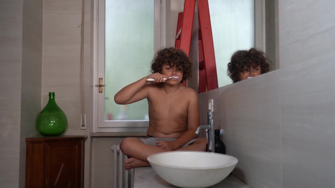 9岁小男孩在家里浴室刷牙——从小就学会注意个人卫生和身体护理