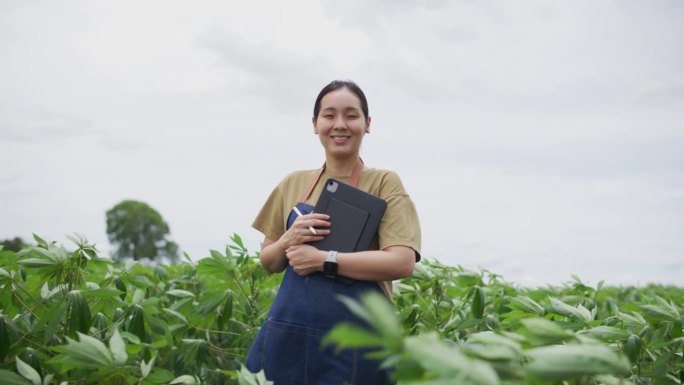 一个在农场干活的女人双臂交叉地站着