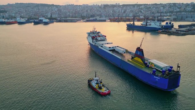 拖船随船进货港。国际港口和国际海运的滚装船鸟瞰图。