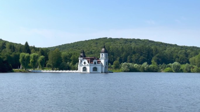 湖中央的教堂教堂