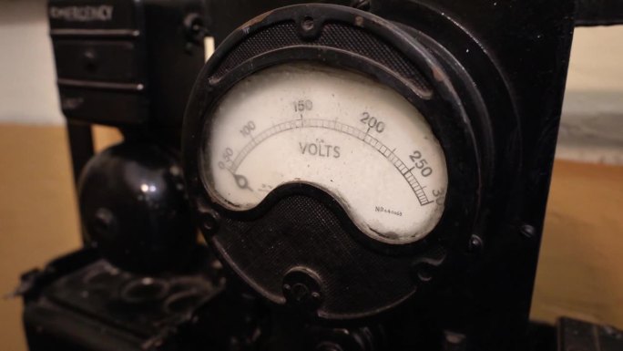 老式电压表特写