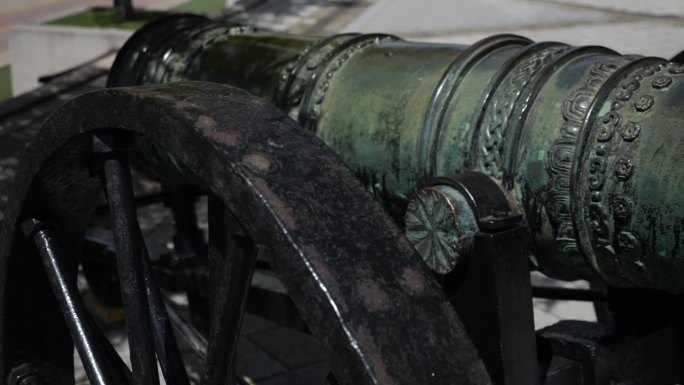 匈牙利布达佩斯户外的古大炮。