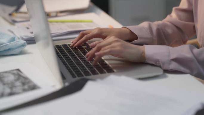 一位专业女性项目经理在办公室里用手在笔记本电脑键盘上快速打字，熟练地管理项目时间表、资源和可交付成果