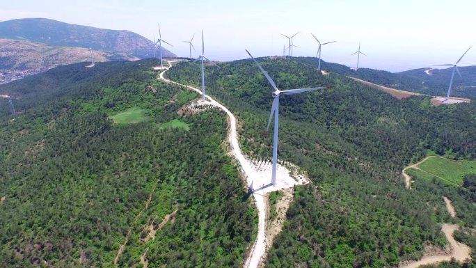 风力发电厂的螺旋桨利用森林中的风发电